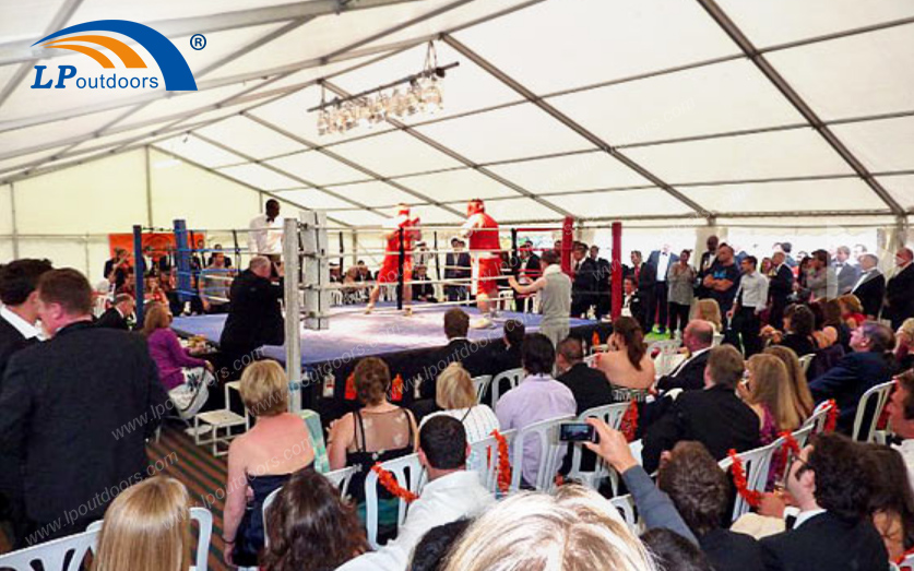 在拳击体育赛事专用大型临时活动帐篷内享受一场比赛盛宴